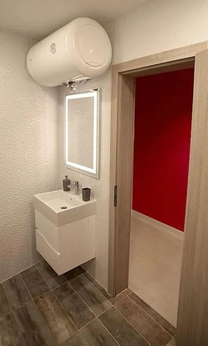 Magenta Apartment With Free Wifi Sofie