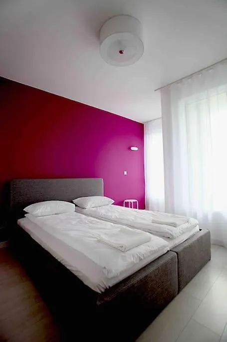 Magenta Apartment With Free Wifi Sofie